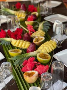 Buena VistaUrraca Private Island Bocas del Toro的桌上水果和蔬菜托盘