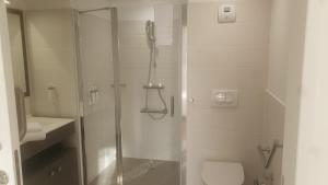 弗农CAZAM VERNON-GIVERNY的带淋浴和卫生间的白色浴室