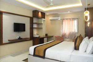 AurangābādHOTEL IMPERIAL的配有一张床和一台平面电视的酒店客房