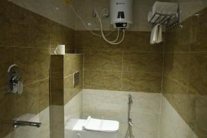 AurangābādHOTEL IMPERIAL的带淋浴、卫生间和盥洗盆的浴室