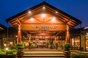 格拉玛多Wish Serrano Resort的一座有西塞勒纳马标志的建筑