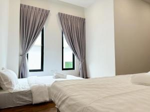 史里肯邦安Seri Kembangan Equine Villa with Pool by Iconique的一间卧室设有两张床和两个窗户。