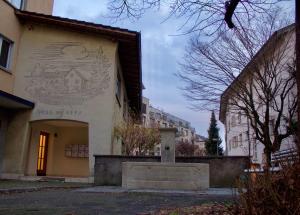 苏黎世Apartments zum Bühlhof (Julie)的一面有壁画的建筑