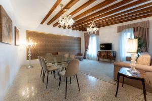威尼斯圣特奥多罗宫 - 豪华公寓的客厅配有桌椅和沙发