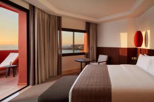 阿德耶Tivoli La Caleta Resort的酒店客房设有床和窗户。