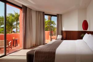 阿德耶Tivoli La Caleta Resort的酒店客房设有一张床和一个阳台。