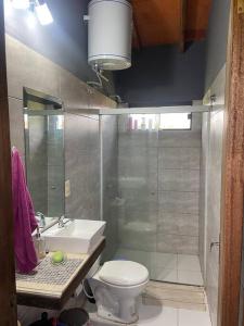 圣贝纳迪诺Hermosa Casa en San Bernardino的带淋浴、卫生间和盥洗盆的浴室