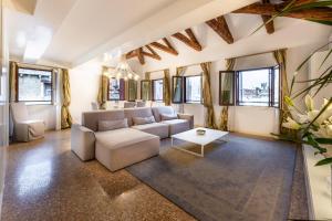 威尼斯圣特奥多罗宫 - 豪华公寓的客厅配有沙发和桌子