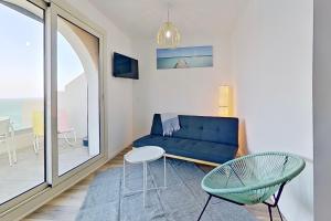 阿尔加约拉Résidences Sopramare的客厅配有蓝色的沙发和桌子