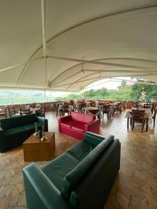 加拉加斯Mesod Jungle Boutique的大型客房设有沙发、桌子和椅子。