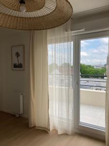 圣旺CAZAM Paris Saint Ouen的客房设有阳台景窗户。