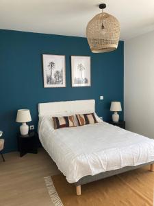 圣旺CAZAM Paris Saint Ouen的卧室配有白色大床和蓝色的墙壁