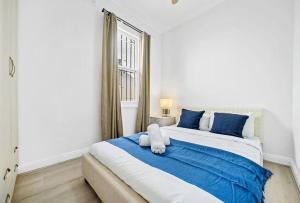 悉尼Modern 4B2B house@Glebe的一间卧室配有一张带蓝色枕头的大床