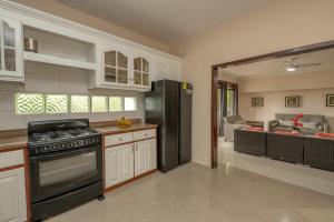 黎明海滩Dawn Beach Estate - 3 bedroom Apartment Villa villa的厨房配有炉灶和冰箱。