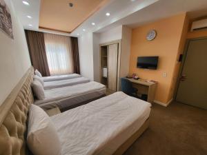 巴库Venera Hotel的酒店客房设有两张床和电视。