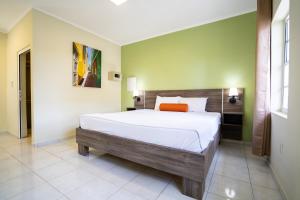 威廉斯塔德DeLynne Resort Curaçao的一间卧室,卧室内配有一张大床
