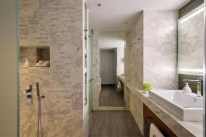 贝尼蔡斯Angsana Corfu Resort & Spa的一间带水槽和淋浴的浴室