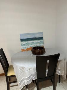 科洛尼亚-德尔萨克拉门托Lo de Adela Incluye 2 bicis的一张餐桌,享有大海美景