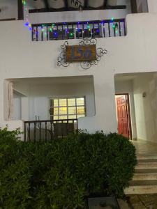 沙姆沙伊赫Delta Sharm Apartment 156 flat 102的带有楼梯读物的标志的房子