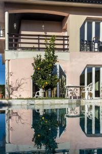 波瓦-迪瓦尔津Guest H4U - Villa Garden & Pool的水池中反射的房子