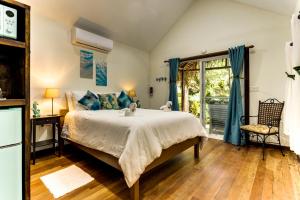 玛雅湾Azure Del Mar的一间卧室设有一张大床和一个窗户。