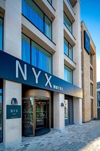 都柏林NYX Hotel Dublin Portobello的一座大型建筑,上面有nx酒店标志