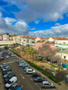 阿马多拉Lisbon Luxury Studio的城市里满是停车车辆的停车场