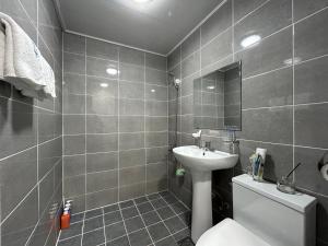 木浦市369 Motel的一间带水槽、卫生间和镜子的浴室