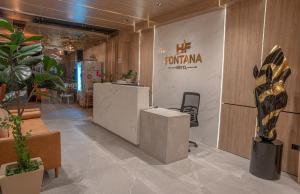 波哥大Hotel Fontana Bogotá的墙上挂着菲乌纳标志的大堂