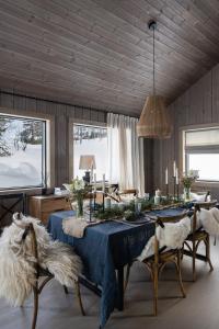 LjørdalLuxurious Mountain Lodge的一间设有蓝色桌子、椅子和窗户的用餐室