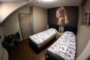 纳尔瓦Best apartments Narva的墙上画画的房间里设有两张床