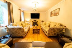布里斯托Luxurious Country Retreat in Winford的客厅设有两张沙发和一个壁炉
