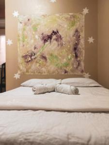 阿尔特杜尚Pousada Cabocla的一间卧室配有一张壁画床