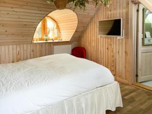 维斯特罗哈文Hotel Strandgaarden的卧室配有一张白色的木墙床