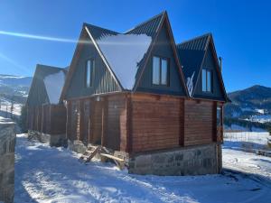 Khulo,,Cottage for rent in GODERDZI''的雪地小木屋