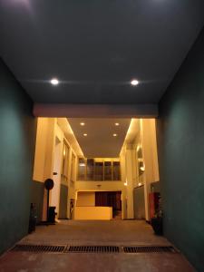 雅加达Griyadi Blue Pacific的夜间办公室大楼空的走廊
