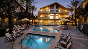 洛杉矶Stunning Ocean View 1BR Venice Beach Marina DelRey的一座带椅子的游泳池以及一座建筑