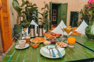 马拉喀什Hotel & Riad Veridis的一张桌子,上面有早餐食品和饮料