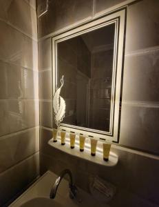 开罗Glamour Pyramids Hotel的浴室设有水槽、镜子和水槽