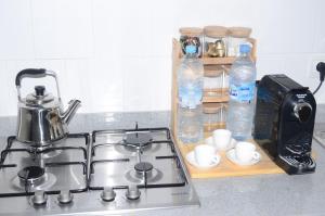 卡萨布兰卡Luxury apartment fully furnished的炉灶、茶壶和烤面包机
