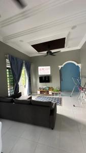 丹那美拉Homestay Mohd Aizri Bukit Gading的带沙发和电视的客厅