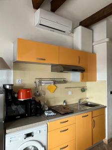 阿格德角appartement vue mer的厨房配有水槽和洗衣机