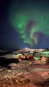 伊卢利萨特Jomsborg Ilulissat的天空中极光舞的图像