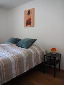 迈林根Appartement Gmeindmatte的一间卧室配有一张床和一张边桌
