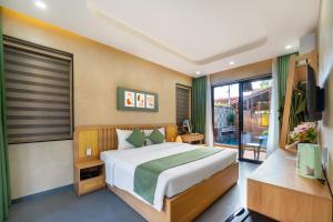 会安The Linh Seaside Villa Hoi An的一间卧室设有一张大床和一个窗户。