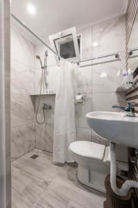 卡尔扎迈纳Lefteris Apartment的白色的浴室设有卫生间和水槽。