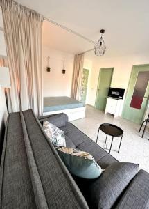 滨海卡涅Orangers - Bord de mer-Studio cosy refait à neuf 4 personnes的客厅配有沙发和1张床
