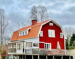 韦斯特维克Mysigt hus för 2 familjer的红色房子,有橙色屋顶