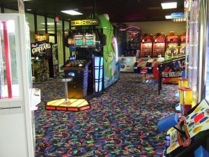 奥兰多Westgate Town Resort的游戏室,带电子游戏系统和电子游戏