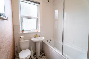 布里斯托Cozy Urban - Retreat Modern 1BR - Free Parking的浴室配有卫生间、盥洗盆和淋浴。